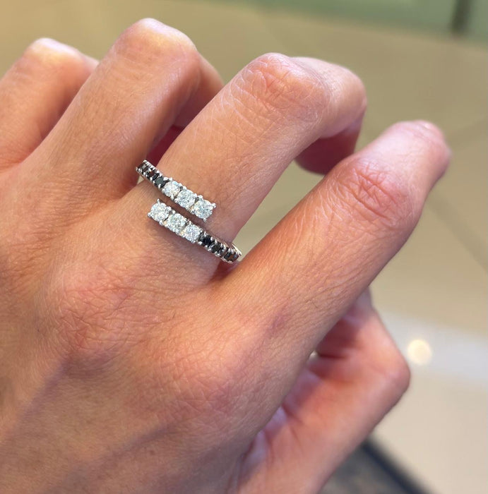 Anillo espiral oro 14k diamantes blancos y negros