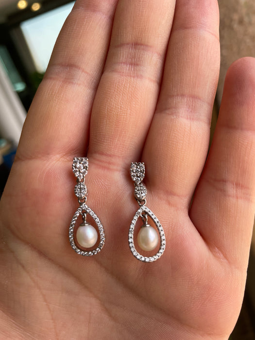 Aretes largo perla y plata rodizada con zirconia