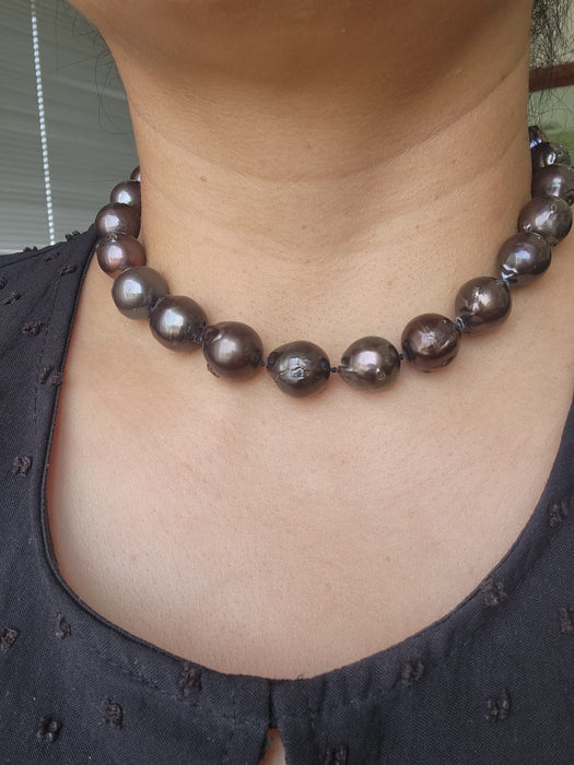 Gargantilla perla barroca gris con broche oro amarillo 10k