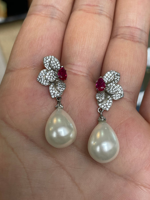 Arete perla con plata rodizada y zirconia