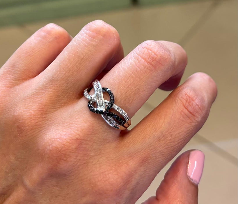Anillo oro 10k con diamante blanco y diamantes negros