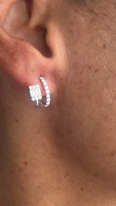 Huggie oro blanco 14k con doble línea de diamantes y baguette grande