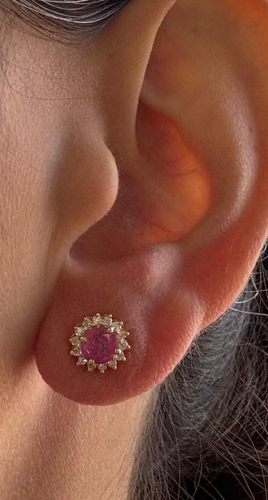 Broquel roseta oro 14k con zafiro, esmeralda y rubíe con diamantes natural