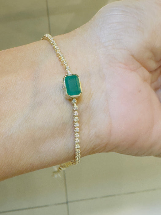 Pulsera tenis oro amarillo 14k con Esmeralda natural con bicel y diamantes naturales (.50 cts)