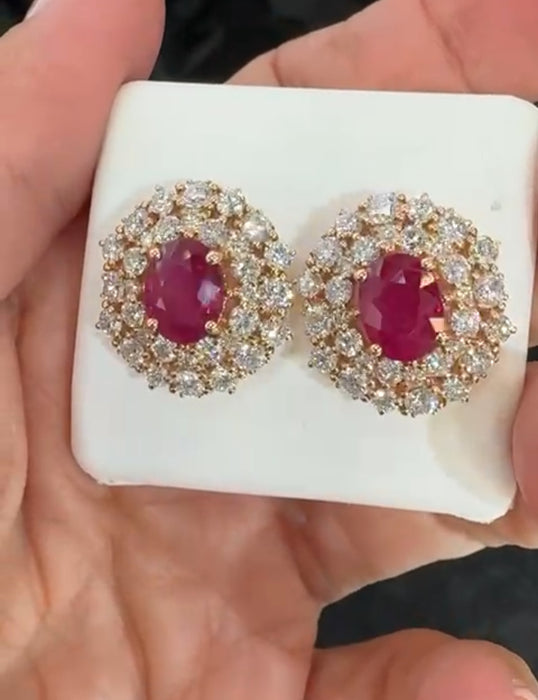 Broquel oro amarillo con rubíes y diamantes naturales