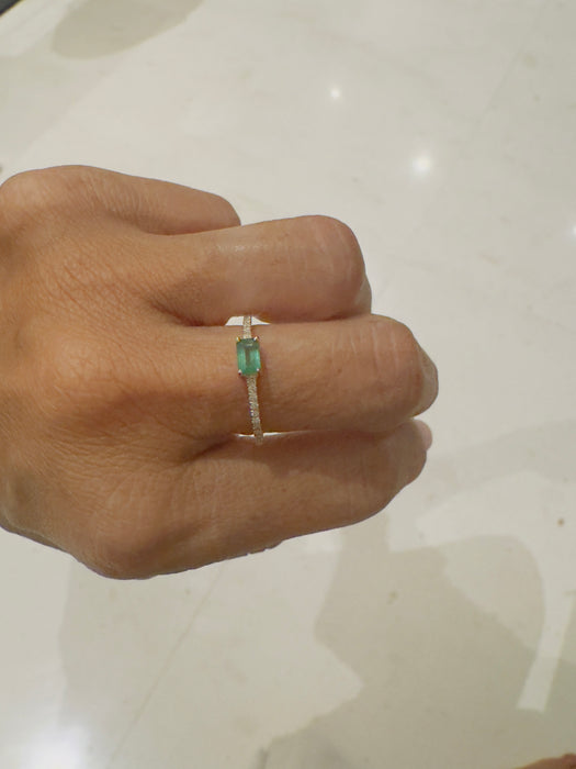 Anillo oro amarillo 10k con Esmeralda y diamantes naturales