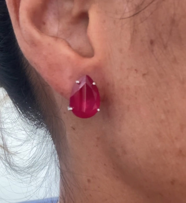 Broquel plata .925 con baño de oro y vidrio color Rubie