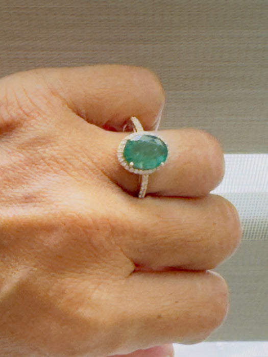 Anillo oro amarillo 14k con esmeralda (2.65 cts) y diamantes naturales (.27 cts)