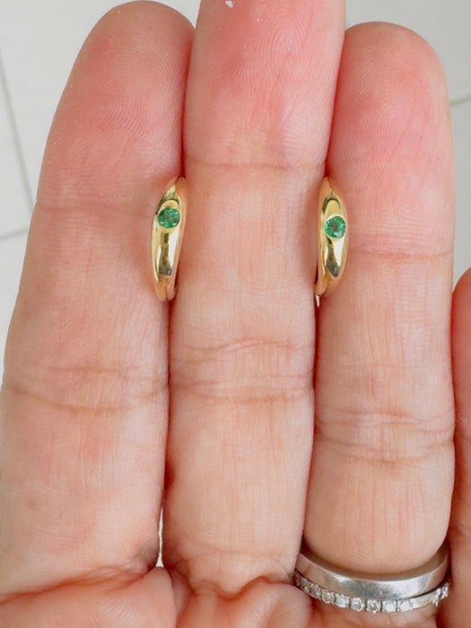 Huggie oro amarillo 14k con esmeralda natural