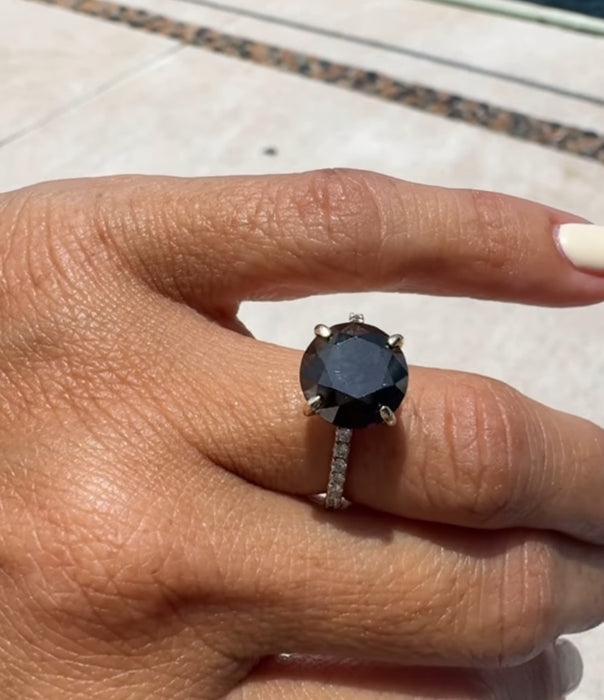 Anillo oro amarillo 14k con diamante negro (4.5 cts) y diamantes blancos naturales (.25 cts)