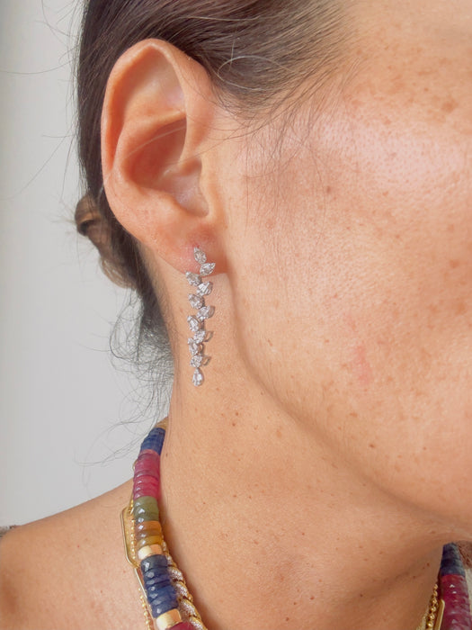 Arete largo oro 14k blanco hojas de diamantes naturales (.75 cts )