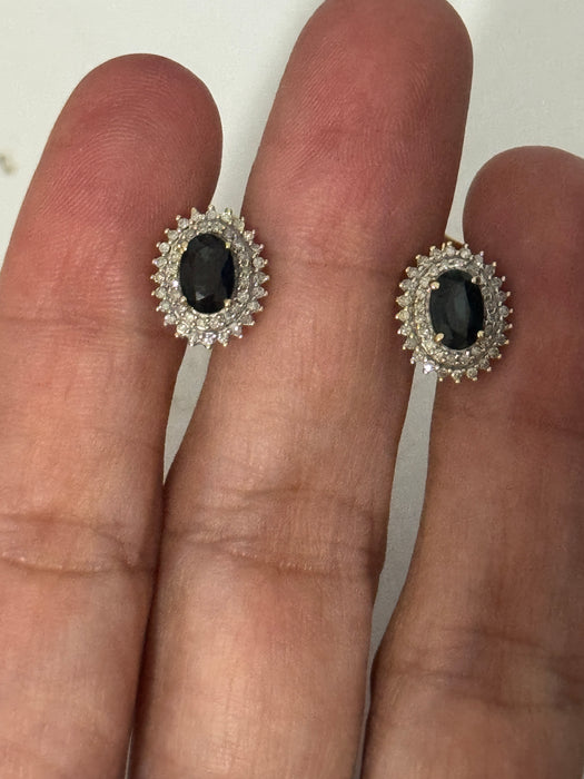 Broquel roseta oro amarillo 10k con doble halo de diamantes y zafiro natural