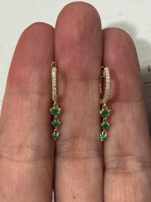 Huggie oro amarillo 14k con línea de 3 esmeraldas colgantes