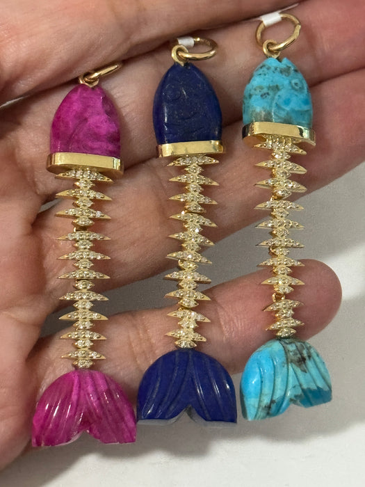 Charm pescado piedra natural oro amarillo 14k y diamantes naturales