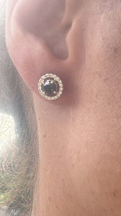 Broquel oro amarillo 14k con diamantes negros (1.24 cts ) y diamante blanco (.26 cts)