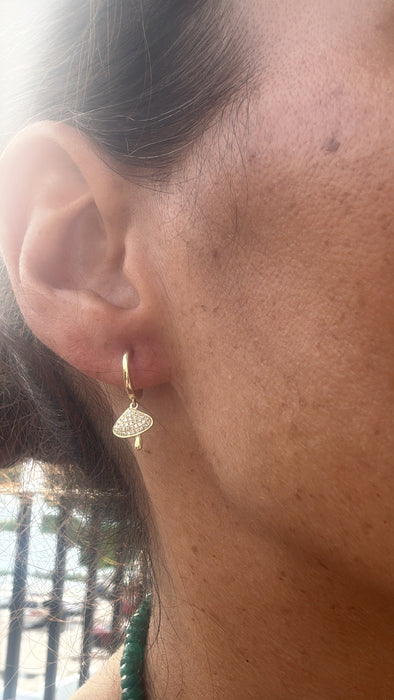 Huggie honguito oro amarillo 14k con dimantes naturales