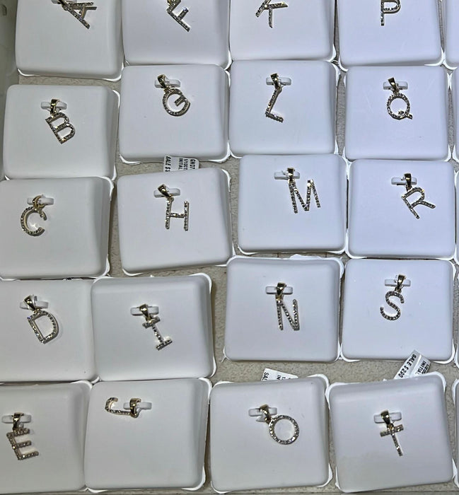 Letra chica oro 10k con diamantes naturales