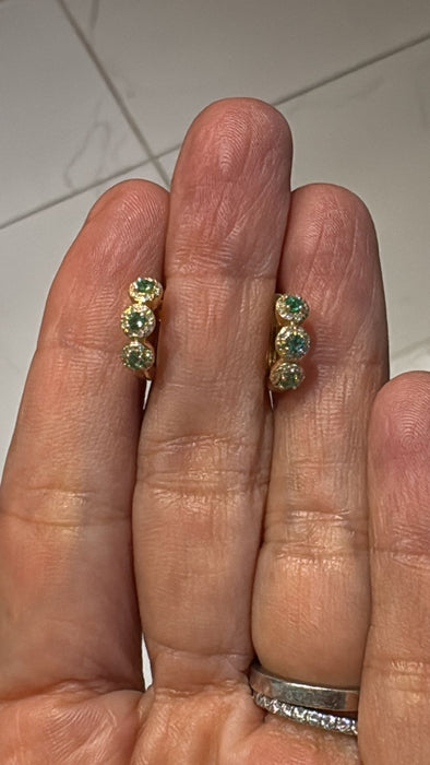 Huggie oro 14k con esmeraldas y diamantes naturales