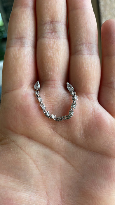 Medio arete cadena plata rodizada y zirconia