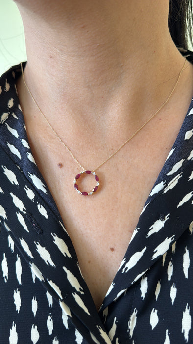 Gargantilla círculo oro amarillo 10k con diamantes y rubíes naturales