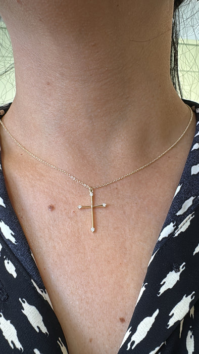 Gargantilla con cruz oro amarillo 14k y diamantes naturales (.11 cts)