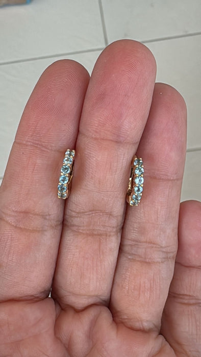 Huggie oro amarillo 10k con aguamarina