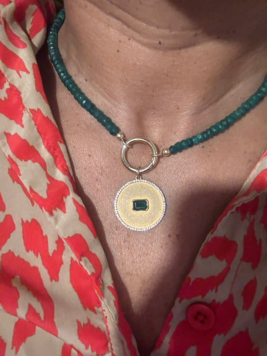 Charm oro amarillo mate con Esmeralda y diamantes naturales