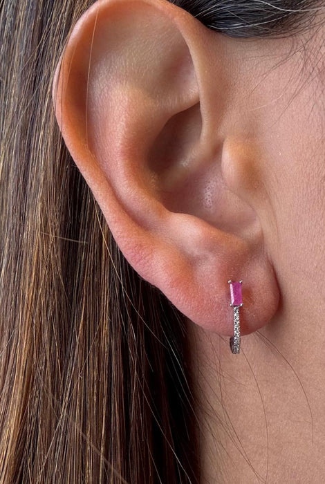 Medio huggie oro 14k rubíe y diamantes natural