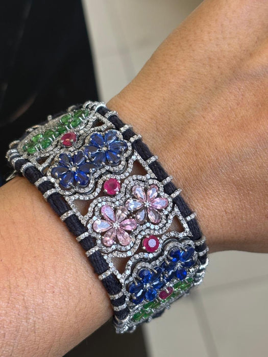 Pulsera hilo y plata rodizada .925 con piedras preciosas zafiros, rubíes y diamantes naturales