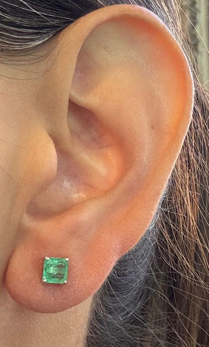 Broquel oro 14k con esmeralda