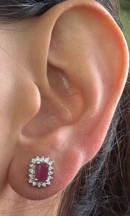 Broquel roseta oro 14k con rubíes, zafiro y esmeralda y diamantes naturales