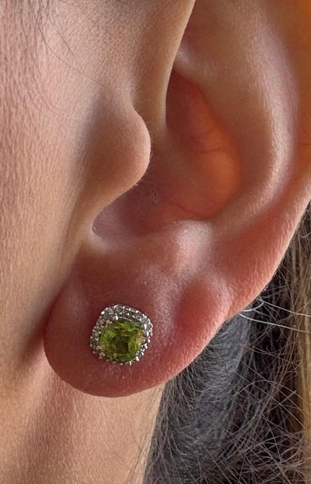 Broquel oro 10k con peridoto y diamantes natural