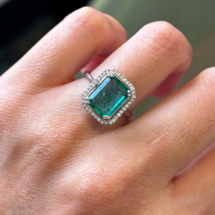 Anillo oro 14k blanco con Esmeralda (4 cts) y diamantes naturales