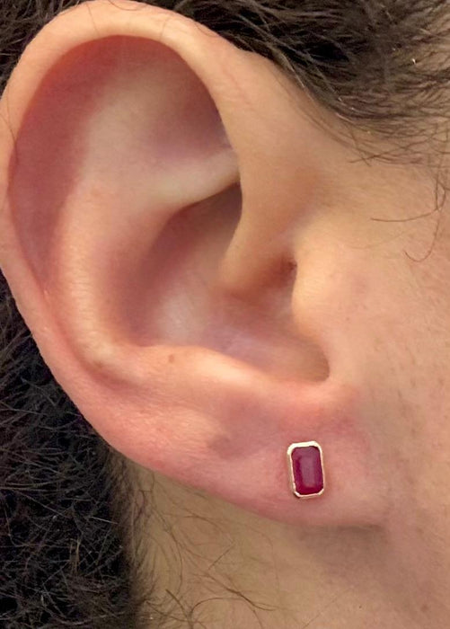 Broquel 14k rubí