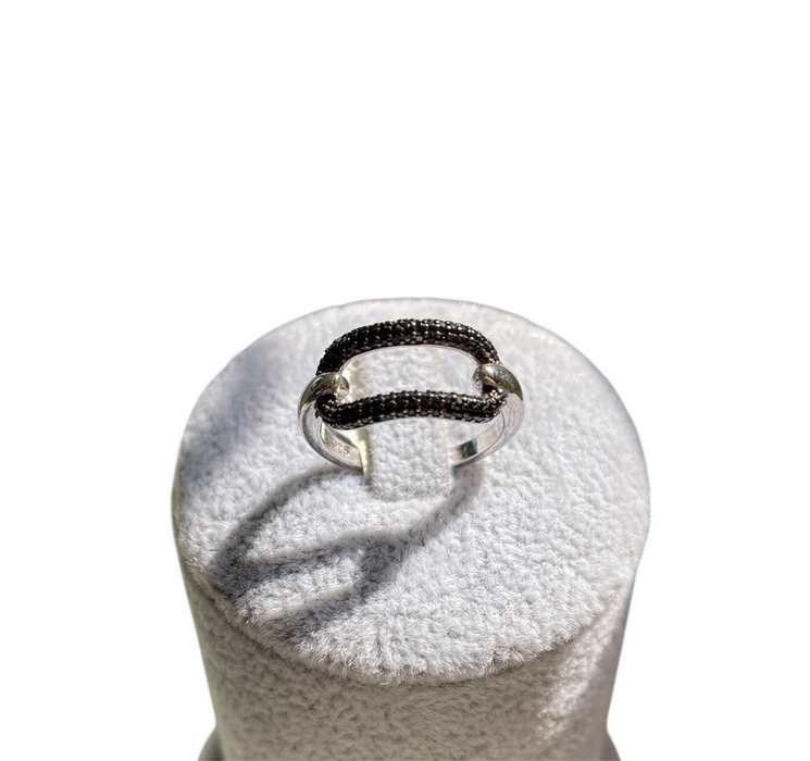 Anillo Abierto en Plata con Detalle de Zirconia Negra