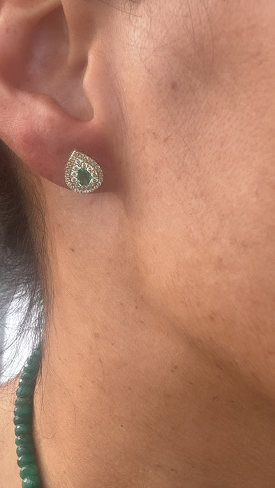 Broquel oro amarillo 14k con doble halo de diamantes naturales y Esmeralda