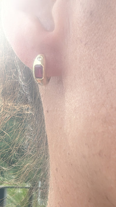 Huggie oro amarillo 14k con rubie y dimantes naturales