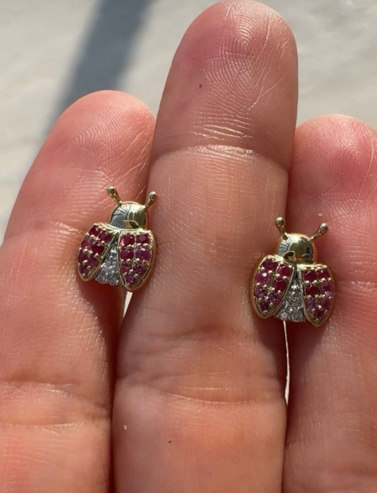 Broquel oro amarillo 14k catarina con diamante, zafiros rosa y rubíes naturales