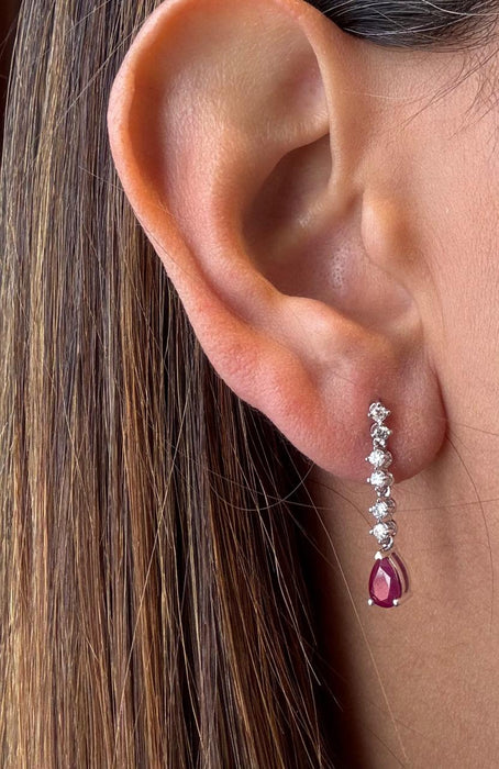 Arete largo oro 14k con diamantes naturales y gota de rubíe