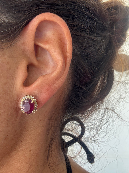 Broquel roseta grande oro amarillo 14k con rubíes y diamantes naturales (5.10 cts)