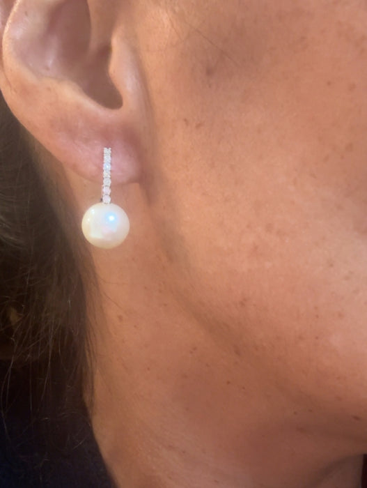 Arete oro blanco 14k con una línea de diamantes naturales (.20cts) y perla natural cultivada