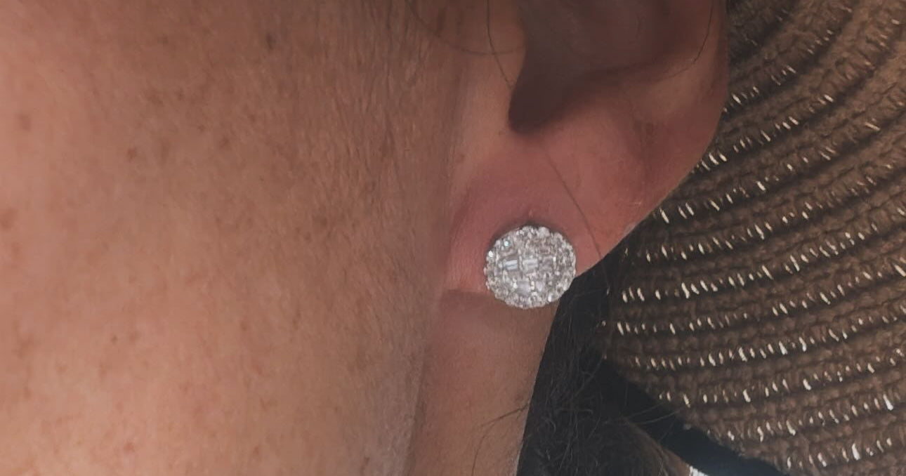 Broquel oro blanco 10k con diamantes naturales