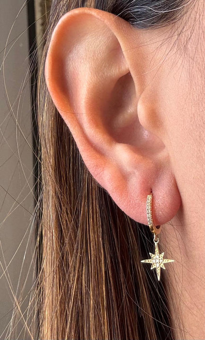 Huggie con Charm estrella oro 14k y diamantes natural