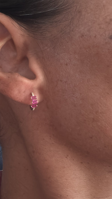 Huggie oro amarillo 14k con rubie y diamante natural