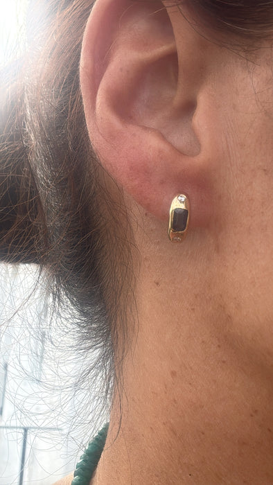 Huggie oro amarillo 14k con zafiros y diamantes naturales