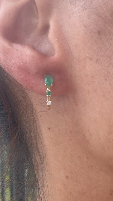 Broquel tipo Huggie oro amarillo 14k con Esmeralda y diamantes naturales