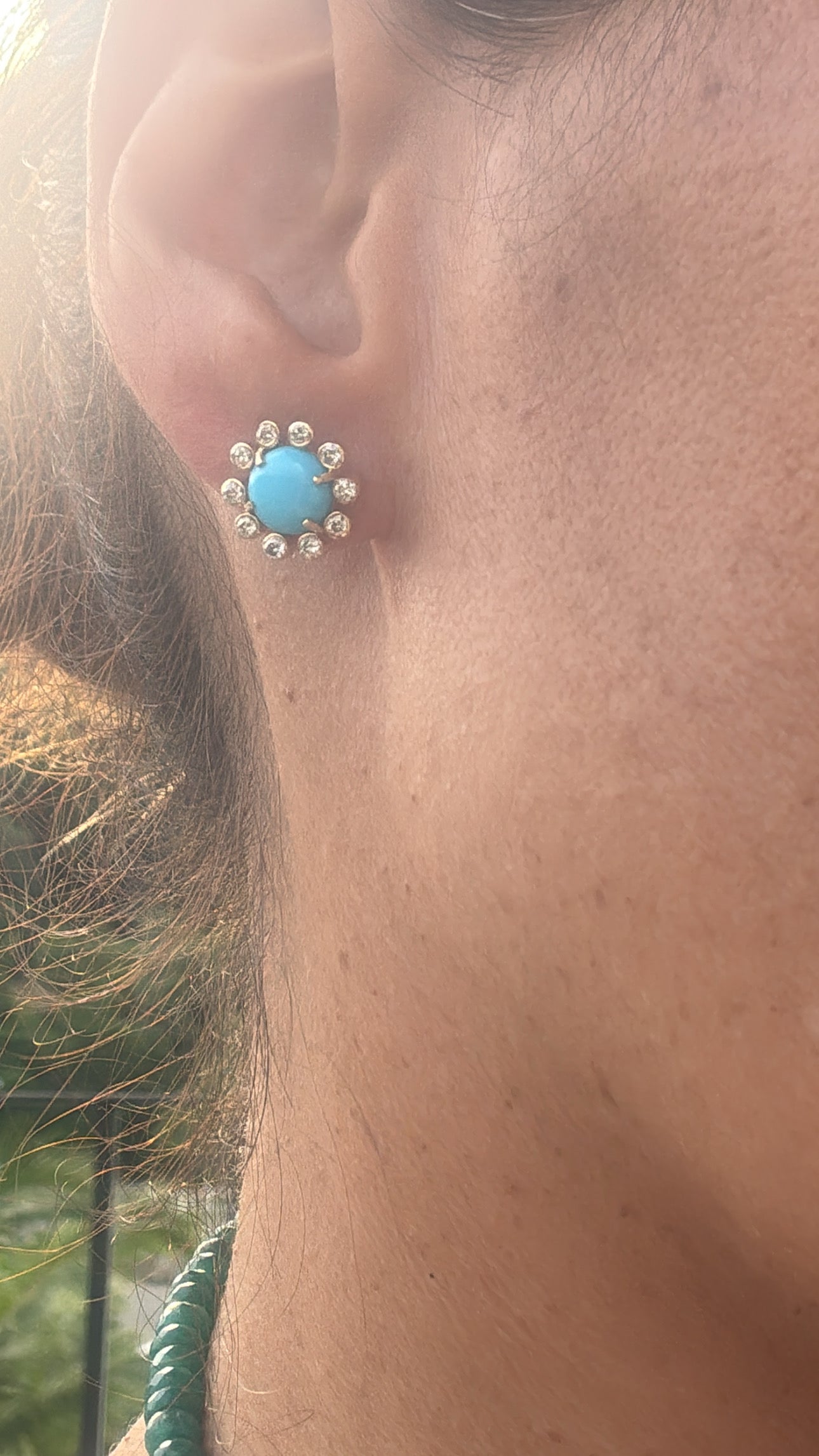 Broquel oro amarillo con turquesa y diamante natural