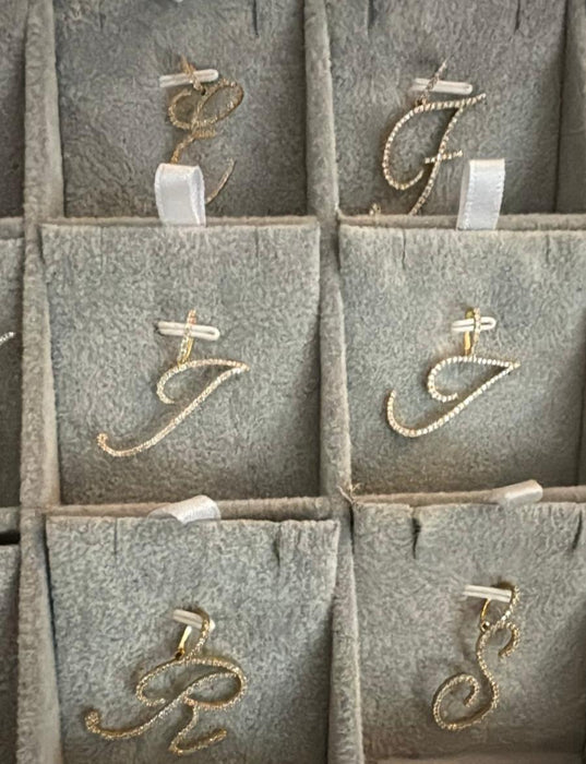 Letra XL oro 10k con diamantes naturales