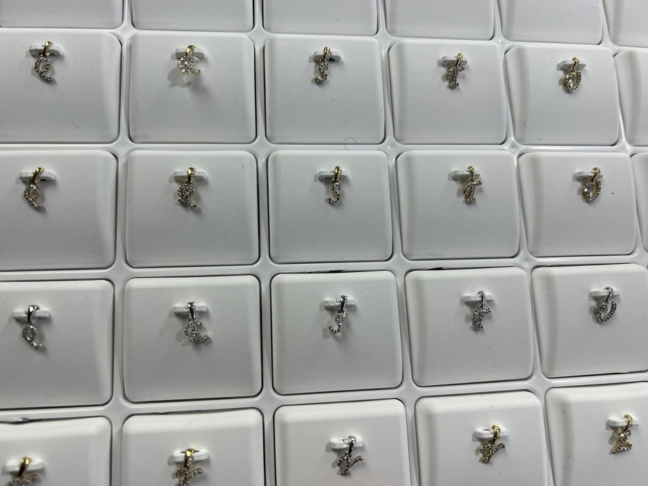 Letra mini oro 10k con dimantes naturales