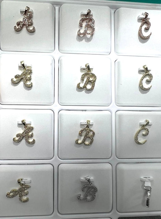 Letra mediana oro 10k con diamantes naturales